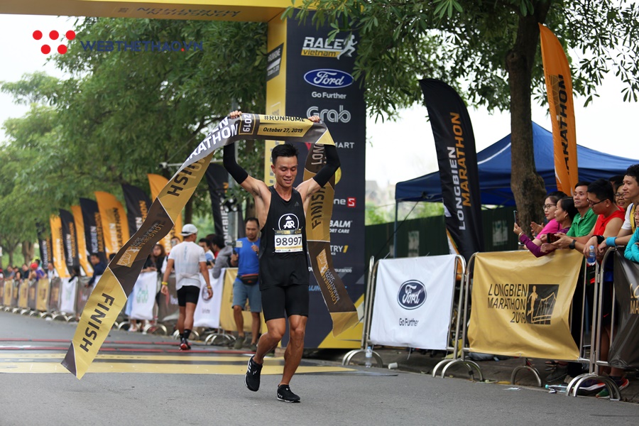 Đáng yêu khoảnh khắc “cựu vương” căng dây đích đón tân vô địch Longbien Marathon 2019 Đáng yêu khoảnh khắc “cựu vương” căng dây đích đón tân vô địch Longbien Marathon 2019